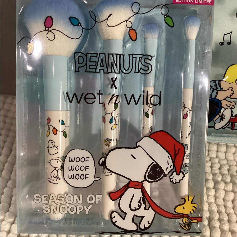 Wet n Wild Peanuts Snoopy Gang 5pc 2022 Set: Bag, Brushes, Sponges & MORE - Picture 9 of 14